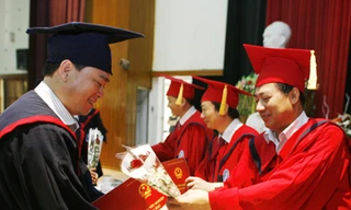 Hà Nội: Trao bằng cử nhân cho SV hệ ĐH từ xa