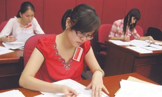 Dự báo điểm chuẩn đại học khối A năm nay cao hơn năm ngoái (trong ảnh: tại phòng chấm thi môn Toán). Ảnh: Hồ Thu