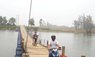 Toàn cảnh cầu phao Huỳnh Xá Hạ Ảnh: H.T