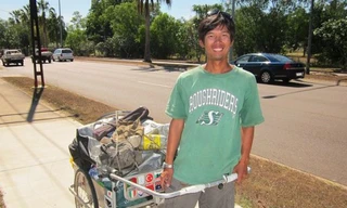 Bốn năm rưỡi đi bộ, kéo xe quanh thế giới