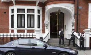 Anh “dọa” bao vây đại sứ quán Ecuador nếu không nộp ông chủ Wikileaks