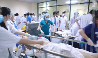 Hàng chục bác sĩ 'chạy đua' cứu cô gái trẻ biến dạng cơ thể vì xe tải cán qua người