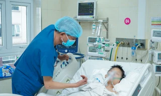 Bác sỹ kiểm tra cho bệnh nhi sau khi phẫu thuật