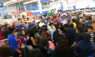 Đánh nhau để mua hàng giảm giá ở siêu thị