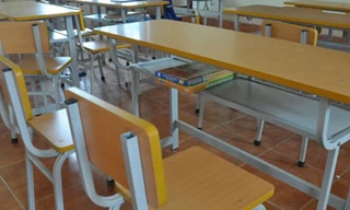 Trường chục tỷ, trò vẫn phải tự mua bàn ghế