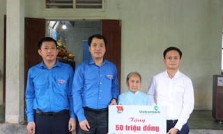 Trao tặng kinh phí sửa chữa nhà cho Mẹ Việt Nam Anh hùng tại Quảng Ngãi