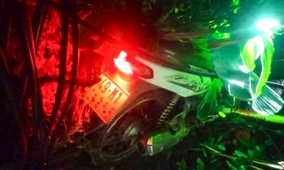 Hai thiếu niên say rượu tông vào cột điện bên đường, 1 người tử vong