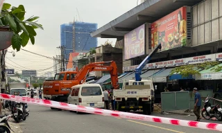 Công nhân điện lực hoảng hồn phát hiện cánh tay đứt lìa trong lòng cống cạnh chợ Hàn