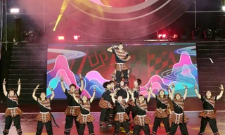 Ngút ngàn tinh thần Việt trên sân khấu chung kết vũ đạo ở Đà Lạt