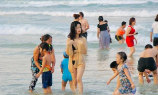 Biển Đà Nẵng đông nghịt khách từ tinh mơ