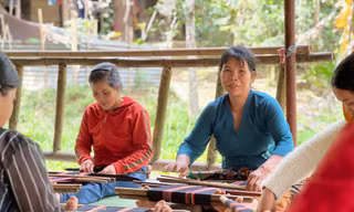 Xem chị em Cơ Tu làng Đhrôồng dệt thổ cẩm 