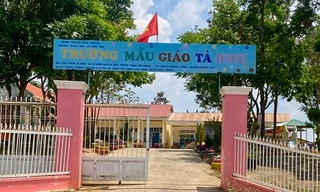 Bé trai tử vong do xích đu trong sân trường đổ đè lên người