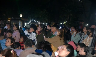 Đắk Lắk: Hàng ngàn du khách, người dân đổ ra đường đón năm mới 2024