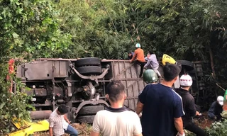 Xe chở 36 người lao xuống vực sau va chạm xe tải