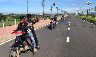 Dùng ná cao su bắn cảnh sát bị thương, hai thanh niên bị khởi tố