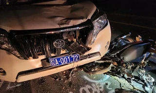 Tin mới vụ xe máy va chạm ô tô biển xanh ở Kon Tum, một người bị thương nặng