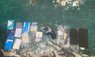 Gặp cảnh sát, nam thanh niên định vứt súng phi tang