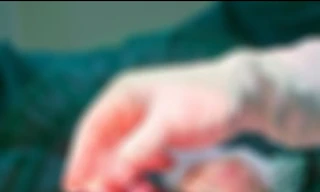 Nữ sinh lớp 7 bị dập nát bàn tay do điện thoại nổ