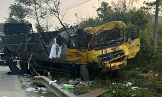 Xe tải lao xuống cống nước trên đèo Lò Xo, 2 người tử vong