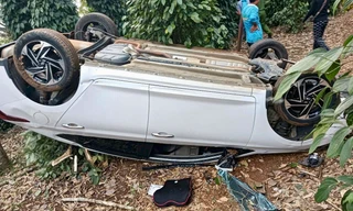 Ô tô va trụ tiêu rồi lật nhào khi bị truy đuổi, một người trọng thương
