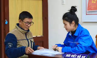 'Áo xanh' hỗ trợ chính quyền 2 cấp ở Lang Biang - Đà Lạt: 'Một ngày giúp trăm người vẫn thấy vui'