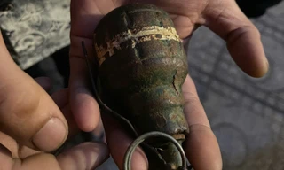 Mang vật nghi lựu đạn và ma túy vào khách sạn, một đối tượng bị tạm giữ