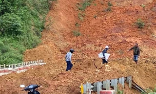 Sạt lở đèo Lò Xo, phương tiện giao thông tắc nghẽn nhiều giờ