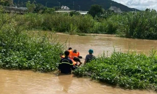 Cứu người đàn ông chới với dưới dòng nước xiết