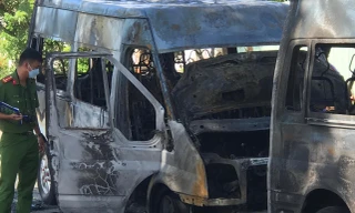 Kinh hoàng cảnh 3 ô tô bốc cháy ngùn ngụt, cột khói đen cao hàng chục mét