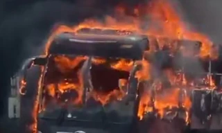 Xe khách bất ngờ cháy dữ dội trên đèo Lò Xo 