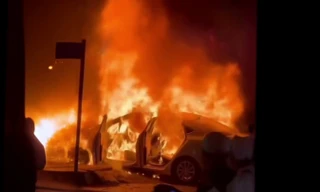 Xe ô tô 4 chỗ bất ngờ cháy ngùn ngụt trên Quốc lộ 20