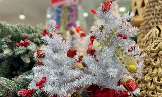 Nhiều người chọn mua đồ trang trí Noel 'made in Việt Nam'