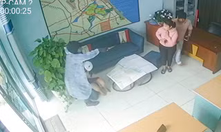 Đối tượng bịt mặt, xông vào công ty bất động sản dùng dao kề cổ cô gái cướp tài sản 