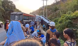 Xe khách va chạm xe tải, 1 người chết, nhiều người bị thương