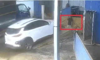 Điều khiển ô tô lên bệ rửa, nữ tài xế bất ngờ tông chủ tiệm tử vong