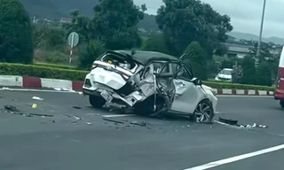 Xe khách va chạm ô tô con trên cao tốc Liên Khương–Prenn, gia đình 5 người gặp nạn