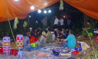 Triệt phá sới bạc giữa rừng tre, bắt 36 đối tượng