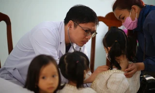 Hàng nghìn trẻ tại Kon Tum được khám sàng lọc tim miễn phí 