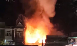 'Bà hỏa' thiêu rụi kho chứa 10 tấn len ở trung tâm Đà Lạt