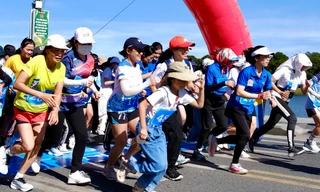 Thanh niên chạy bộ hưởng ứng Kỷ niệm 50 năm Ngày Giải phóng miền Nam