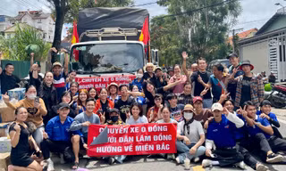Người dân Lâm Đồng chở hàng chục tấn nhu yếu phẩm ra hỗ trợ đồng bào miền Bắc