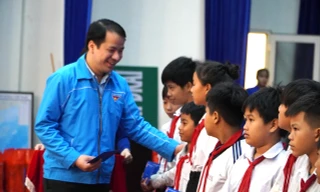 Bí thư T.Ư Đoàn thăm, tặng quà thanh niên công nhân vùng biên Kon Tum