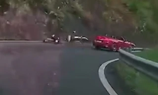 Xe BMW vượt ẩu, húc văng xe máy xuống mương