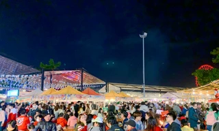 Chợ đêm Đà Nẵng chật kín khách dịp Noel