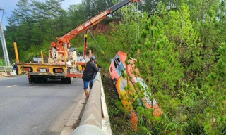 Xe khách mất lái lao xuống vực ở Lâm Đồng