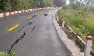 Sau mưa lớn, hàng chục mét đường trên Quốc lộ 24 'nứt toác'