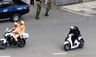 Học sinh lái xe SH chen vào đoàn xe ưu tiên ở Đà Lạt