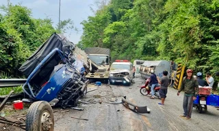 Kinh hãi cảnh xe bồn chở hóa chất va chạm liên hoàn trên đèo Bảo Lộc