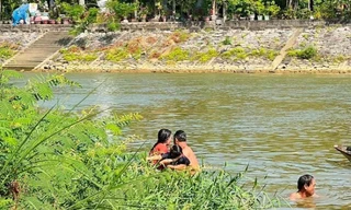 Đi bắt ốc, hai anh em họ đuối nước 