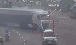 Thót tim cảnh người đàn ông bò ra ngoài sau khi bị ô tô đầu kéo cuốn vào gầm